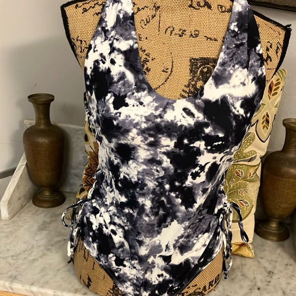 Women's aerie Swimsuit Black and White Tie-Dye Swimsuit!! L - Picture 3 of 9